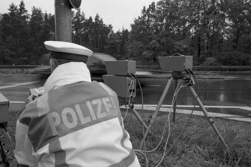 Zu schnell gefahren? Führerschein in Gefahr? Beratung und Hilfe durch Fachanwältin Birgit Guyens.